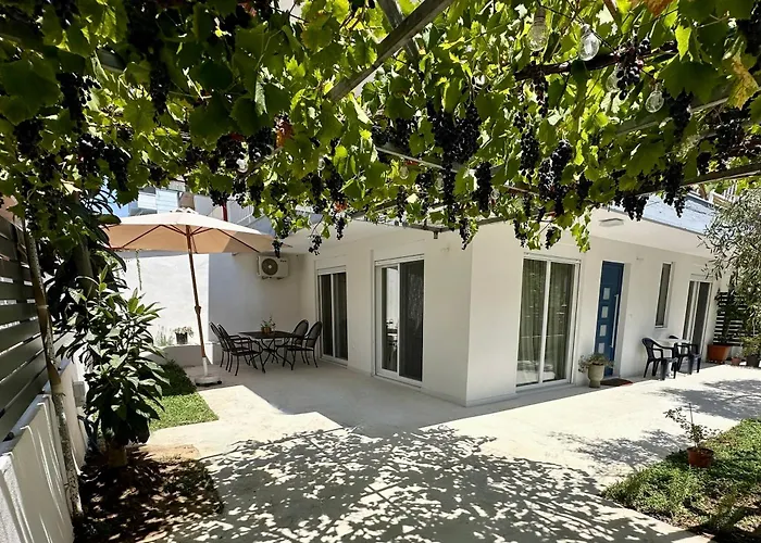 Modern Seaside Retreat With Private Patio And Parking - Blue Zone Homes Feriehus *