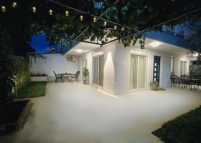 Modern Seaside Retreat With Private Patio And Parking - Blue Zone Homes Feriehus Olympiakí Aktí