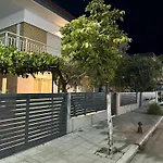 Modern Seaside Retreat With Private Patio And Parking - Blue Zone Homes Olympiakí Aktí