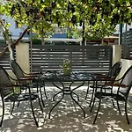 Modern Seaside Retreat With Private Patio And Parking - Blue Zone Homes * Olympiakí Aktí