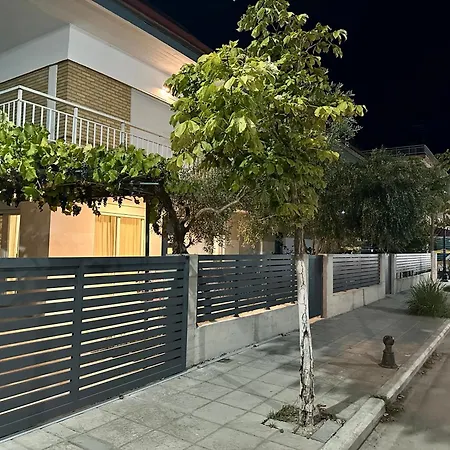 Modern Seaside Retreat With Private Patio And Parking - Blue Zone Homes Olympiakí Aktí