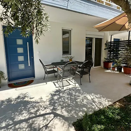 Modern Seaside Retreat With Private Patio And Parking - Blue Zone Homes Semesterbostad *