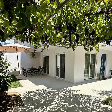 Modern Seaside Retreat With Private Patio And Parking - Blue Zone Homes Nyaraló *