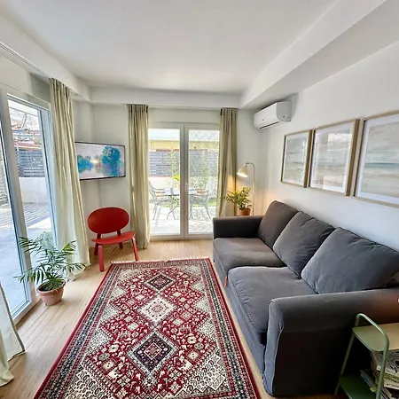 Semesterbostad Modern Seaside Retreat With Private Patio And Parking - Blue Zone Homes