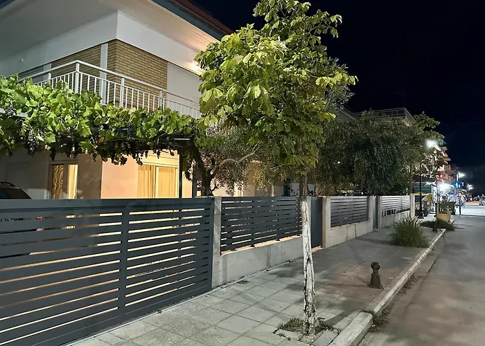 Modern Seaside Retreat With Private Patio And Parking - Blue Zone Homes Olympiakí Aktí