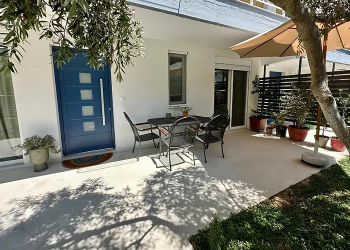 Modern Seaside Retreat With Private Patio And Parking - Blue Zone Homes Сasa de vacaciones *