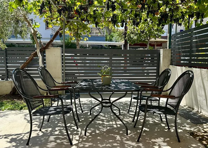 Modern Seaside Retreat With Private Patio And Parking - Blue Zone Homes * Olympiakí Aktí