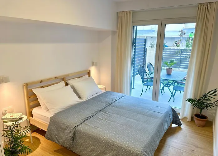 Modern Seaside Retreat With Private Patio And Parking - Blue Zone Homes Nyaraló