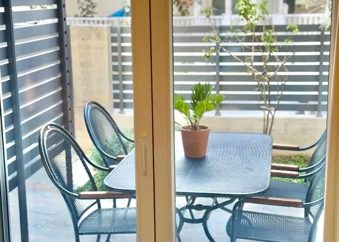 Modern Seaside Retreat With Private Patio And Parking - Blue Zone Homes Nyaraló Olympiakí Aktí